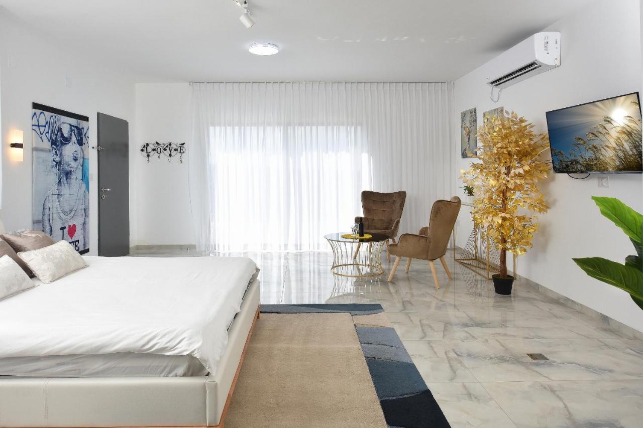 הסויטות של פולי Apartment Manot Exterior photo