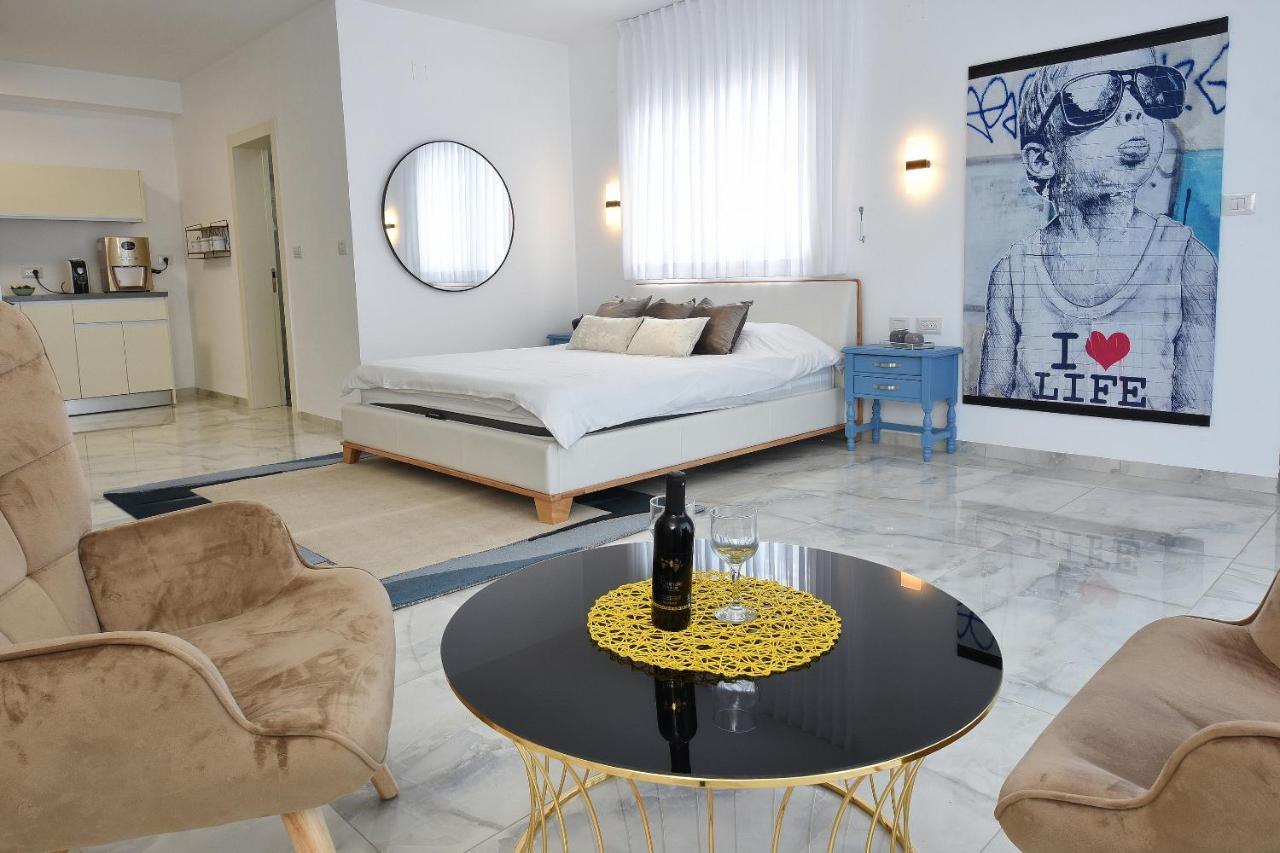 הסויטות של פולי Apartment Manot Exterior photo