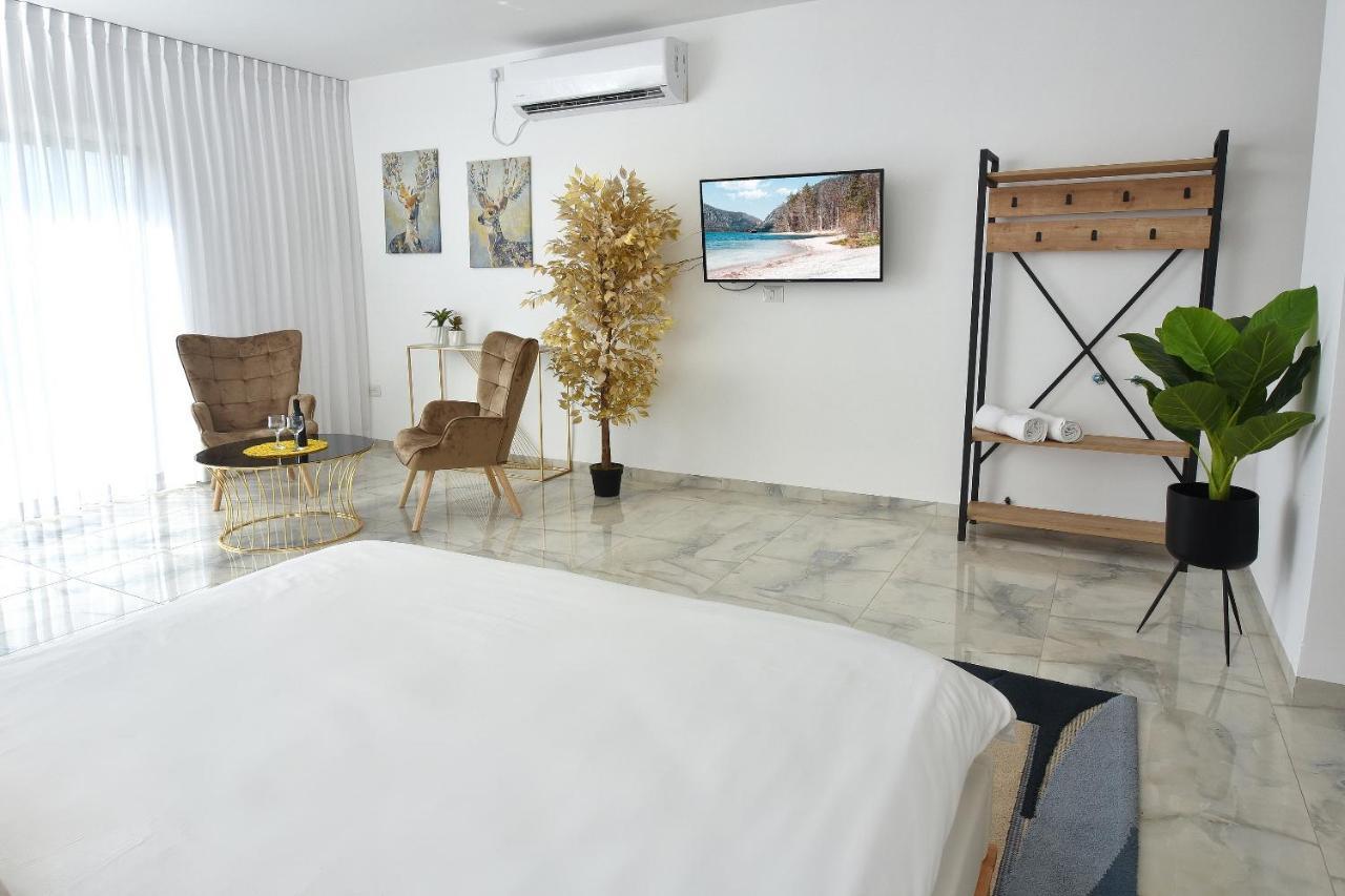 הסויטות של פולי Apartment Manot Exterior photo