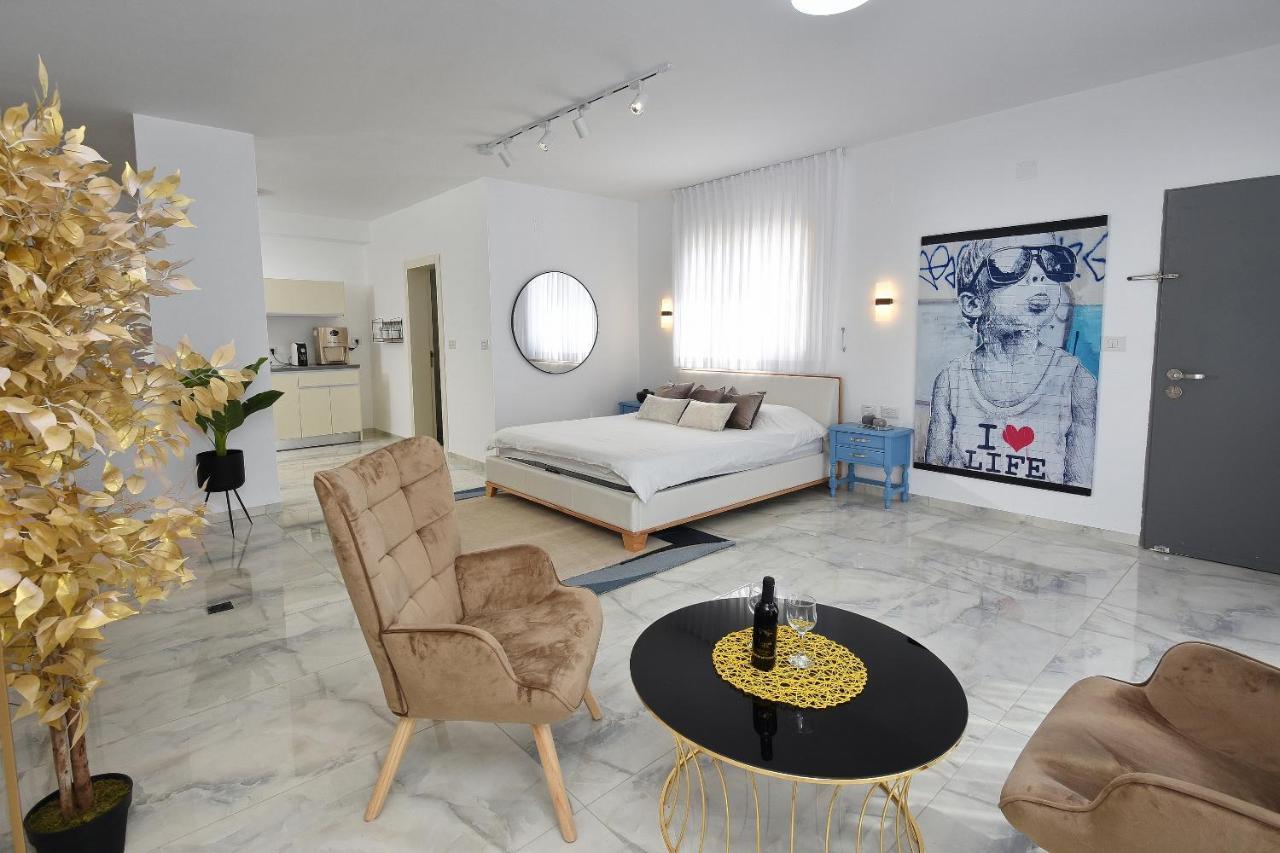 הסויטות של פולי Apartment Manot Exterior photo