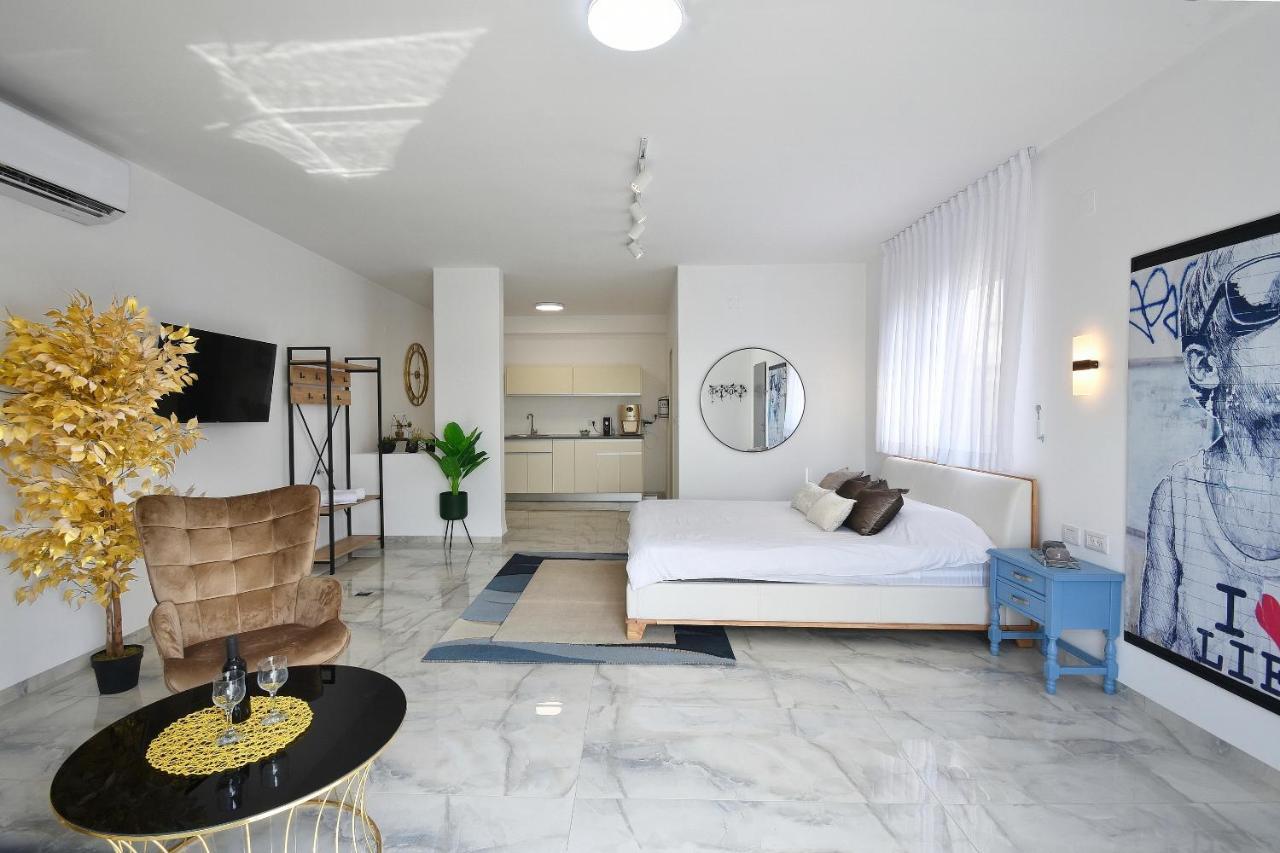 הסויטות של פולי Apartment Manot Exterior photo